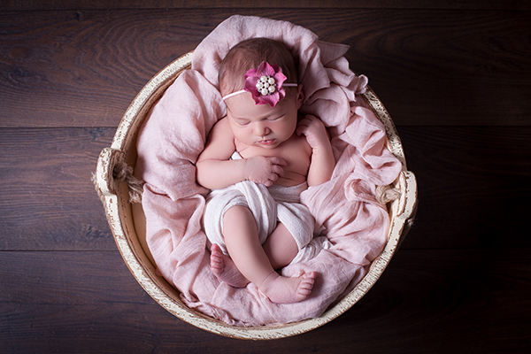 Körbchenkuscheln. Baby in Körbchen liegend. Fotografin für Babys in Düsseldorf