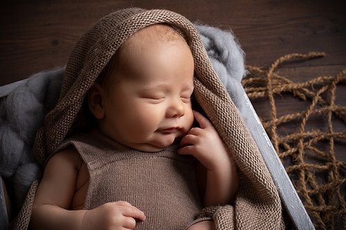 Wie lange dauert ein Babyshooting? Dauer eines Babyshootings. Zweieinhalb bis dreieinhalb Stunden.