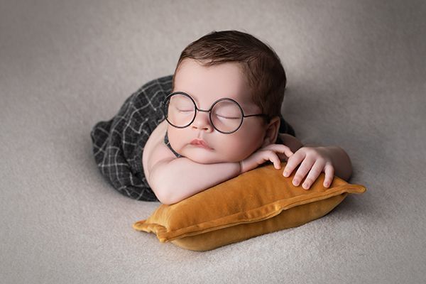 Baby schlafend auf dem Bauch